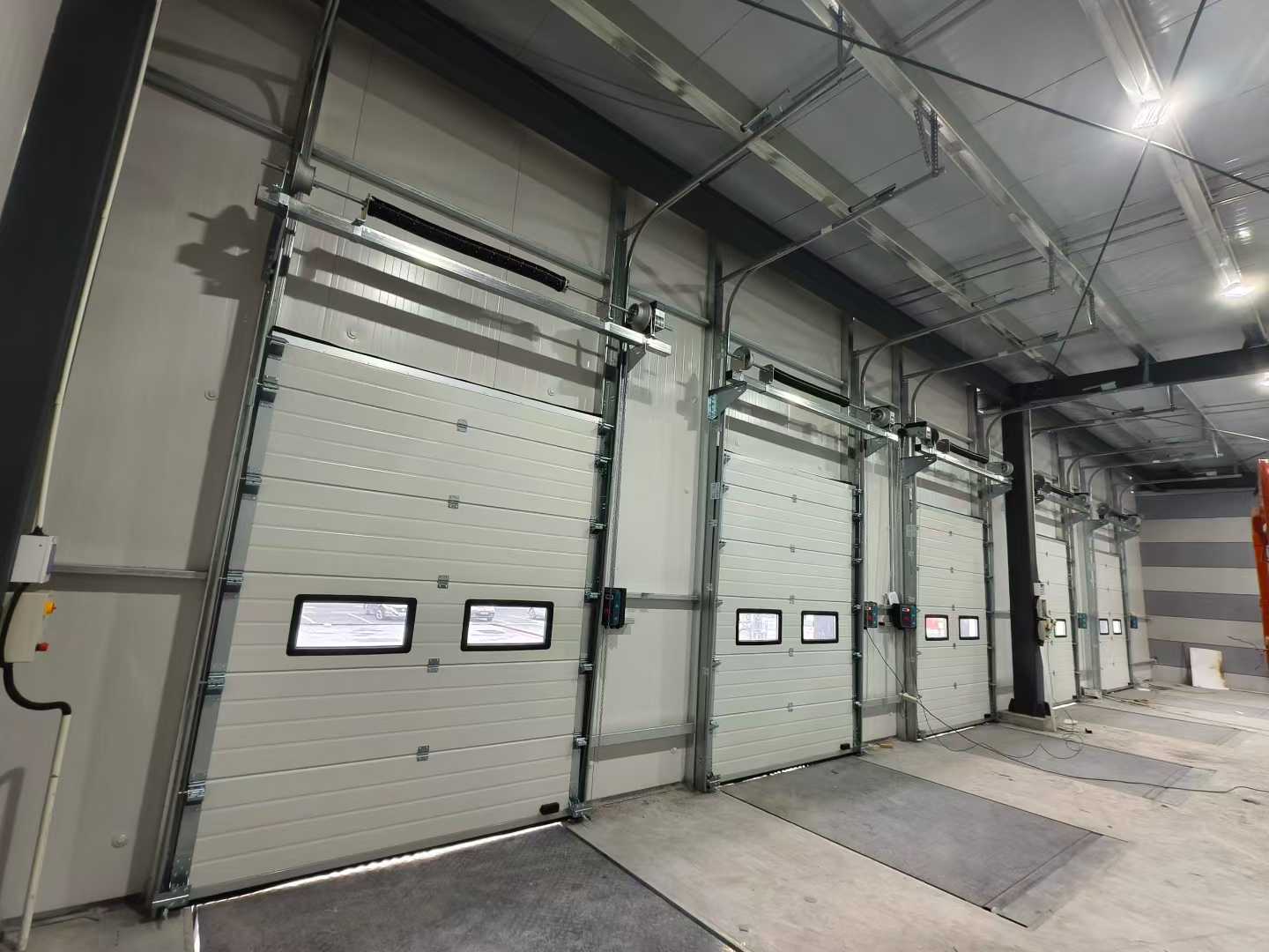 Доставка на индустриални секционни врати и товаро-разтоварни рампи за складови проекти