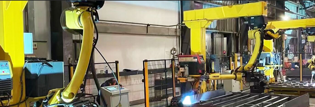 Какво прави повдигащите се маси основни за по-безопасно и по-бързо боравене с материали?